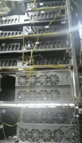A high-performance mining rig optimized for cost-effective operations in a hosted environment
